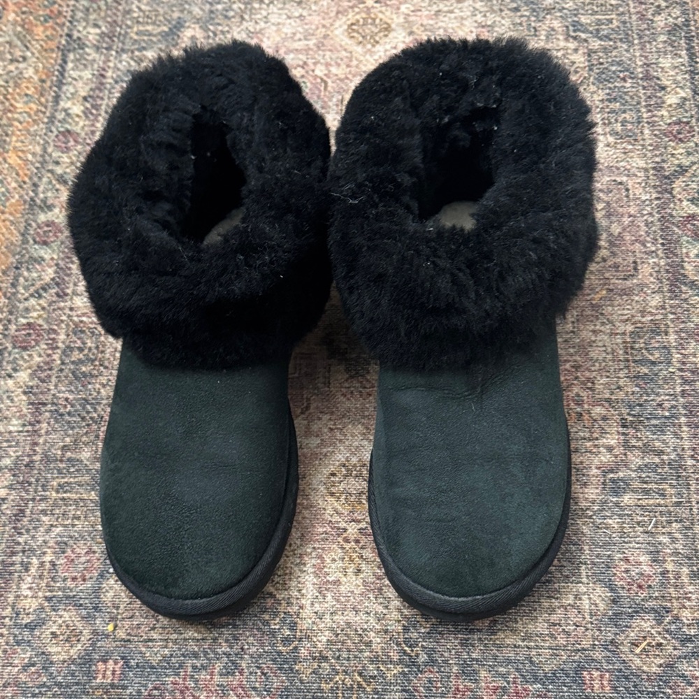 Black short Ugg boots